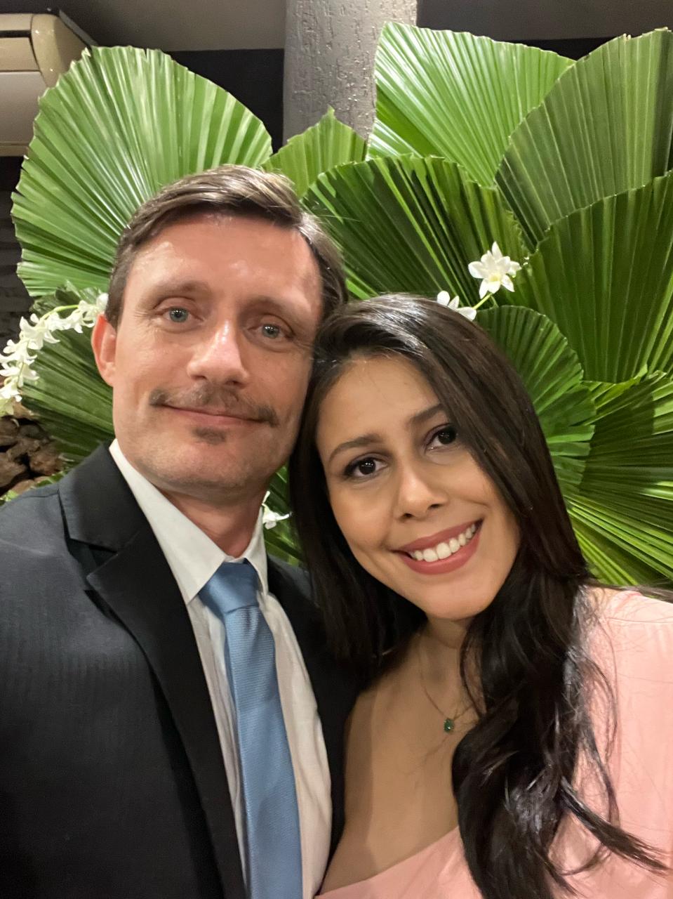 Giovana e Eduardo sorrindo